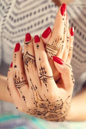 manos con diseños henna